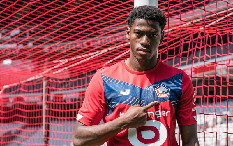 乔纳森-戴维本场数据：0射门，0次过人，6次地面对抗均失败