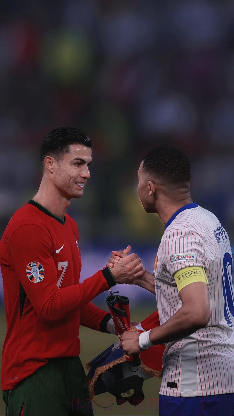 绝了，拉走队友拒绝为冠军鼓掌！姆巴佩败人品，球迷：和C罗太像